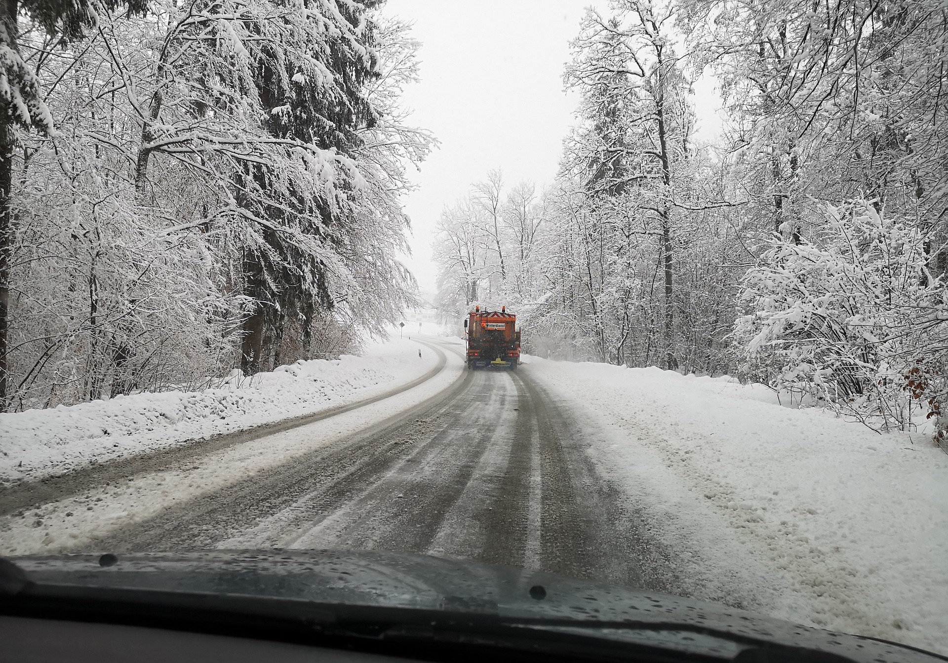 Landstraße mit Schnee